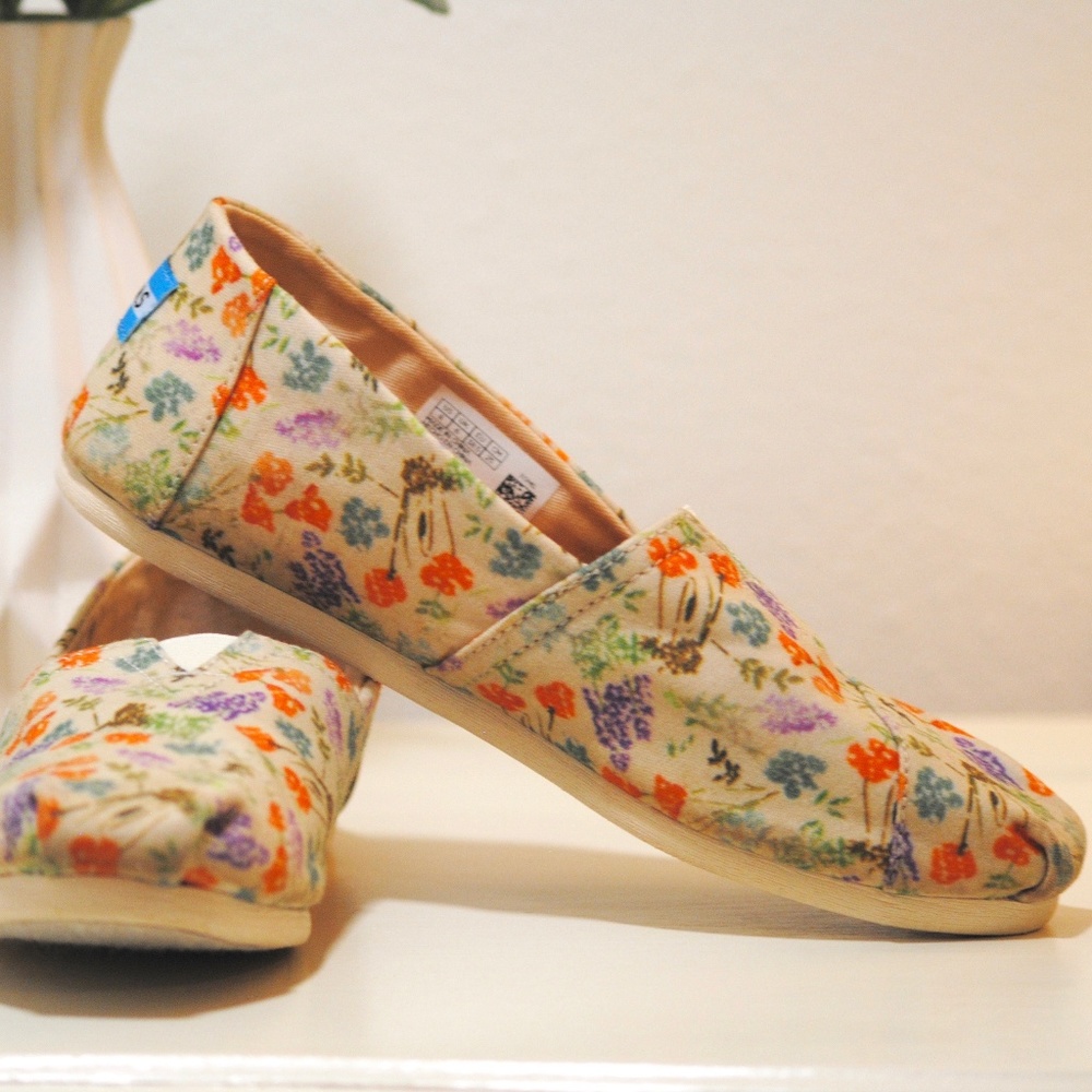 TOMS Floral Shoes Women's Size 8 Worn Once